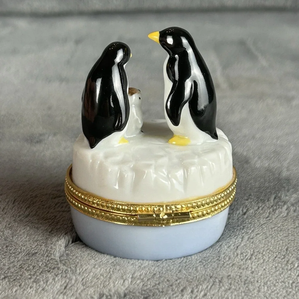 Vintage Penguin Family Porcelain Hinged Trinket Box Iceberg Gold Tone Clasp